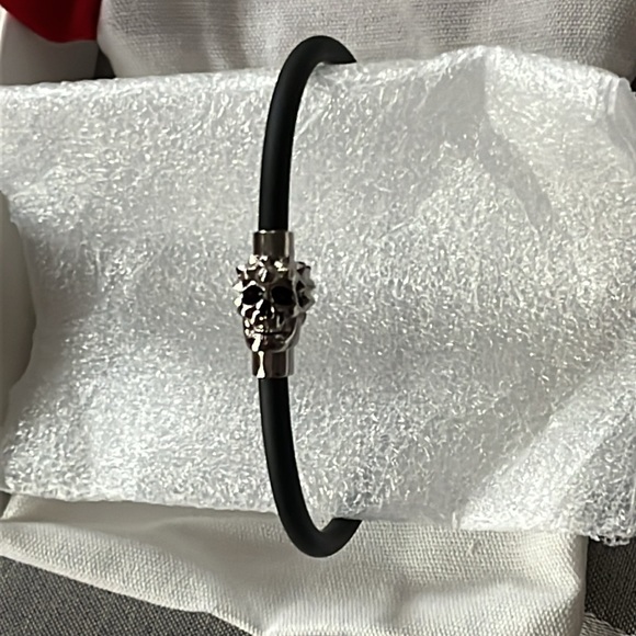 Alexander McQueen Rubber and metal Skull bracelet brand new - Picture 3 of 4